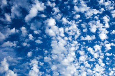 İspanya 'da yazın gökyüzü altokümülüs bulutlarıyla dolar.