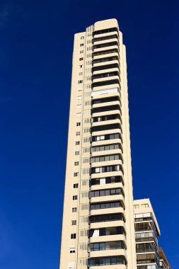 İspanya 'nın Benidorm şehrinde modern ve yüksek bir gökdelen.