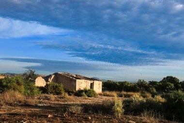 İspanya 'da güzel gökyüzünün altında terk edilmiş bir ev.
