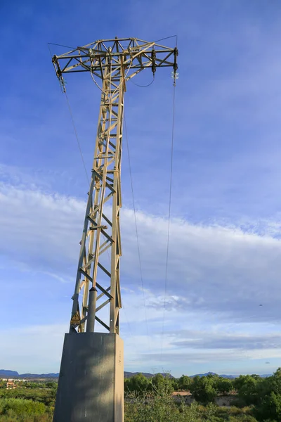 西班牙农村蓝天下的电线塔 — 图库照片