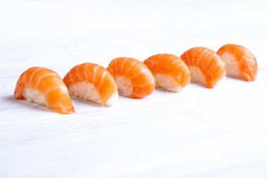 Tahta tahtada taze somon suşisi.