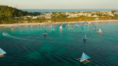 Tropik sahil ve yelkenli tekneler, Boracay, Filipinler