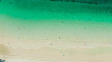 Tropik plaj ve açık mavi deniz