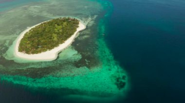 Kumlu bir tropik ada. Mantigue Adası, Filipinler