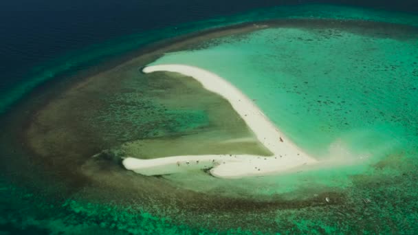Ilha tropical com praia de areia. Camiguin, Filipinas — Vídeo de Stock