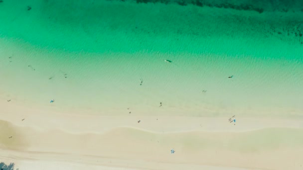Tropikalna plaża i błękitne czyste morze — Wideo stockowe