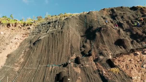 Rockfall protection netting, veiligheidsgaas in de bergen — Stockvideo