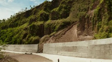 Heyelan dağlarda yolda. Camiguin Adası Filipinler.