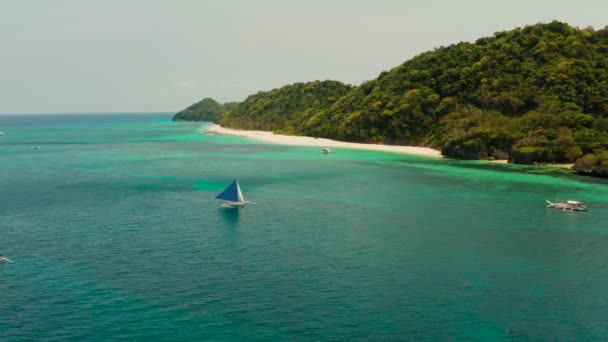 在蓝色大海中航行的船。菲律宾Boracay岛. — 图库视频影像