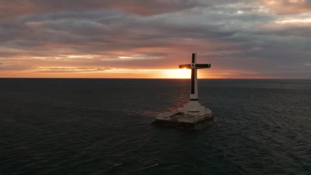 Croix de cimetière coulée sur l'île de Camiguin, Philippines. — Video