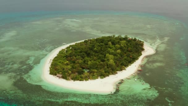 Tropický ostrov s písečnou pláží. Mantigue Island, Filipíny — Stock video