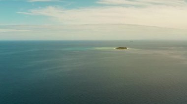 Kumlu bir tropik ada. Mantigue Adası, Filipinler