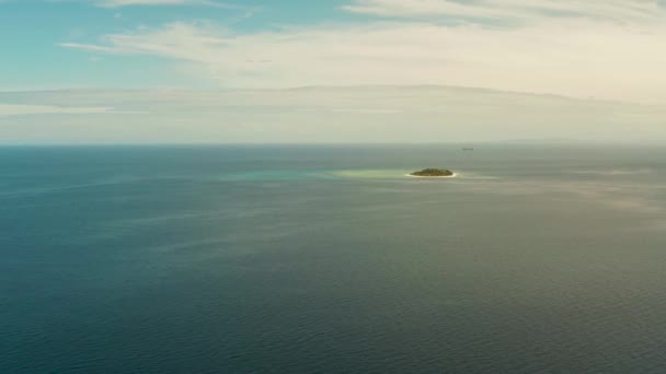 Ilha tropical com praia de areia. Ilha de Mantigue, Filipinas — Vídeo de Stock