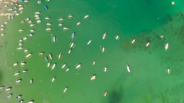 Mavi suyu olan bir körfezdeki turist tekneleri.
