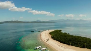 Kumlu bir tropik ada. Palawan, Filipinler