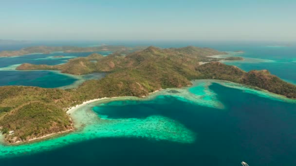 Kleine torpische Insel mit weißem Sandstrand, Blick von oben. — Stockvideo