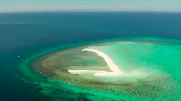 Ilha tropical com praia de areia. Camiguin, Filipinas — Vídeo de Stock