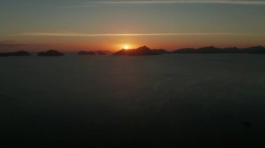 Gün batımındaki güzel körfez. Hava görünümü.