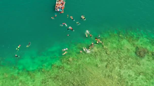 Turistler gölde, Filipinlerde, El Nido 'da şnorkelle yüzüyor.. — Stok video