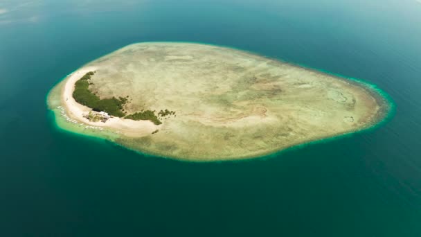 Isola tropicale con spiaggia sabbiosa. Palawan, Filippine — Video Stock