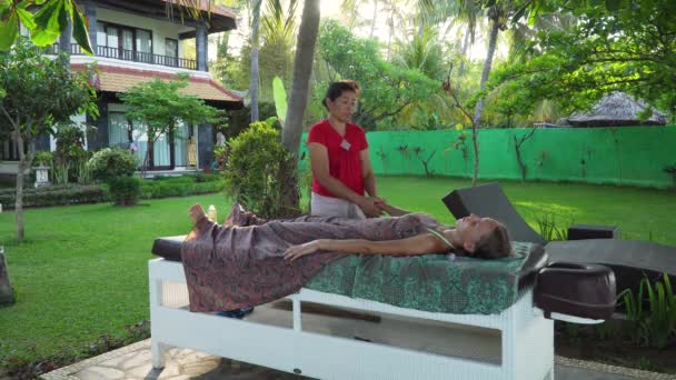 Mujer haciendo masaje a chica en asia. Bali,Indonesia. — Vídeo de stock