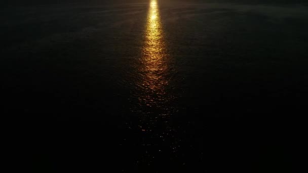 A bela baía ao pôr-do-sol. Vista aérea. — Vídeo de Stock