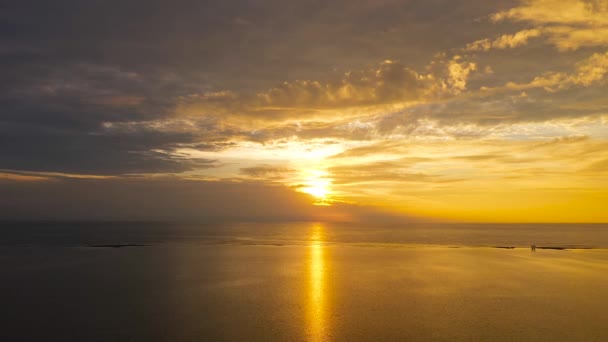 Bewölkter Himmel über dem Meer bei Sonnenaufgang. — Stockvideo