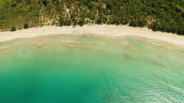 Playa tropical con arena blanca, vista desde arriba. — Vídeos de Stock