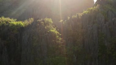 Tropik manzara, kayalıklar ve güneş ışınları