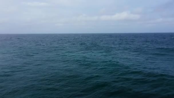 Σκούρο γαλάζιο της θάλασσας και του ουρανού με σύννεφα. — Αρχείο Βίντεο