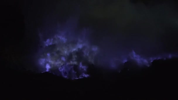 Fuego de azufre azul del volcán Kawah Ijen. — Vídeos de Stock