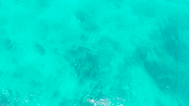 完美晶莹的蓝绿色海水的空中摄像. — 图库视频影像