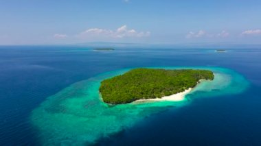 Tropikal bir adası ve hava manzarası olan bir deniz burnu. Mahaba Adası, Filipinler.