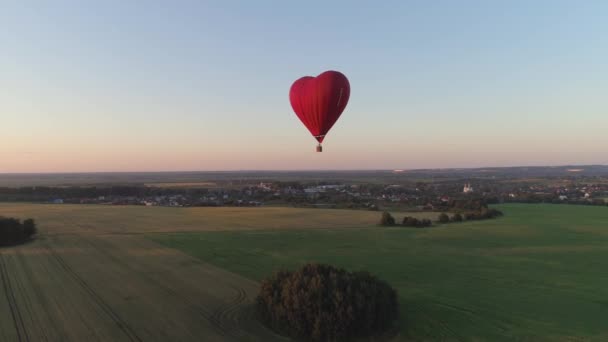 热气球形状的心脏在天空中 — 图库视频影像