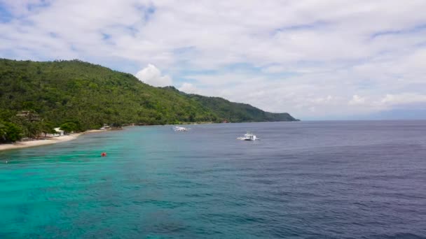 Wybrzeże z wyspami, widok z lotu ptaka. Zatoka Sogod, Filipiny. — Wideo stockowe
