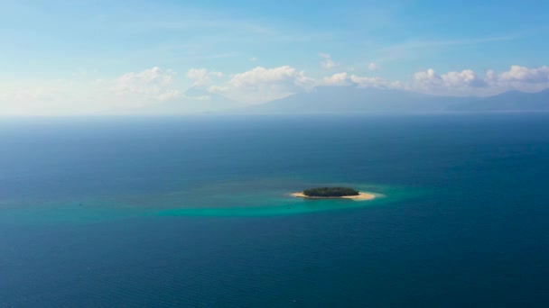 Havslandskap med en liten ö på ett korallrev. Rosaön — Stockvideo