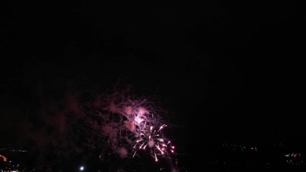 Artificii pe cerul nopţii. Vedere aeriană . — Videoclip de stoc
