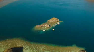 Göl kenarında adaları olan deniz burnu