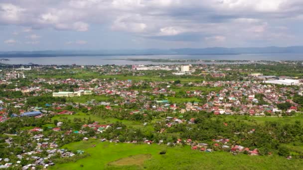 Tacloban, vista aérea. Ciudad y cielo con nubes de cúmulos. Ciudad asiática junto al mar. — Vídeo de stock