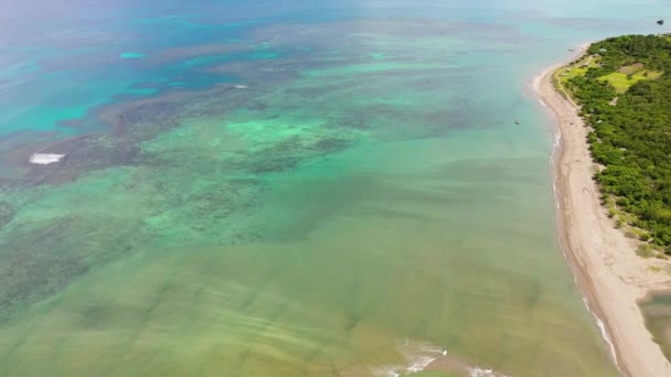 Morze tropikalne z rafami koralowymi i piaszczystym wybrzeżem, dron powietrzny. — Wideo stockowe