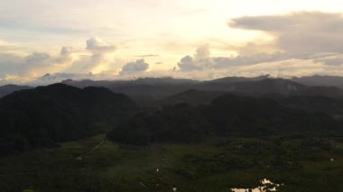 Akşamları dağ manzarası. Dağlar ve tepeler ormanla kaplıdır..