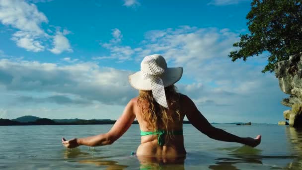 Женщина в шляпе на пляже. — стоковое видео
