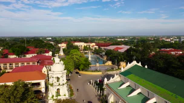 Vigan City 'deki Aziz Paul Katedrali, Filipinler. Vigan Katedralleri İspanyol Sömürge Çan Kulesi. — Stok video