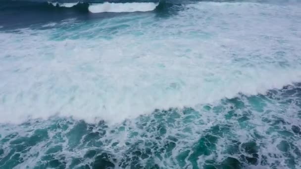 Vista aerea sulle onde dell'oceano. Sfondo blu acqua. — Video Stock