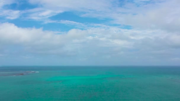 경치: 구름으로 푸른 하늘을 배경으로 하는 바다. — 비디오