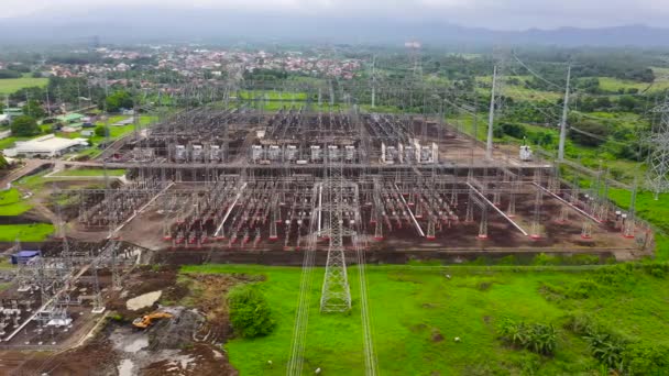 Vista de la estación de transformadores eléctricos, línea de transmisión de potencia . — Vídeo de stock