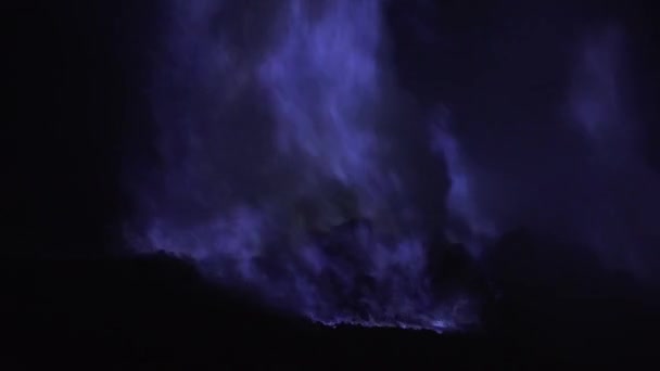 Fuego de azufre azul del volcán Kawah Ijen. — Vídeos de Stock