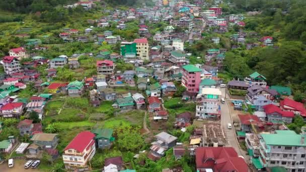 필리핀의 산간 지방에 위치 한 사 가다의 공중에서 바라본 도시. — 비디오