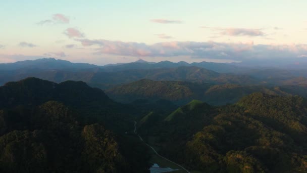 Východ slunce. Horská krajina časně ráno, vzdušný dron. — Stock video