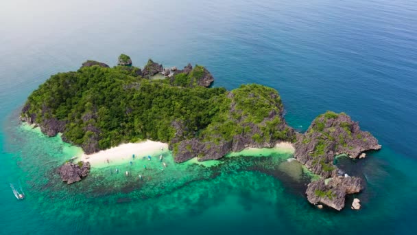 Caramoan Islands, Matukad, Filippijnen. Rotsachtige eiland met een wit zandstrand. — Stockvideo